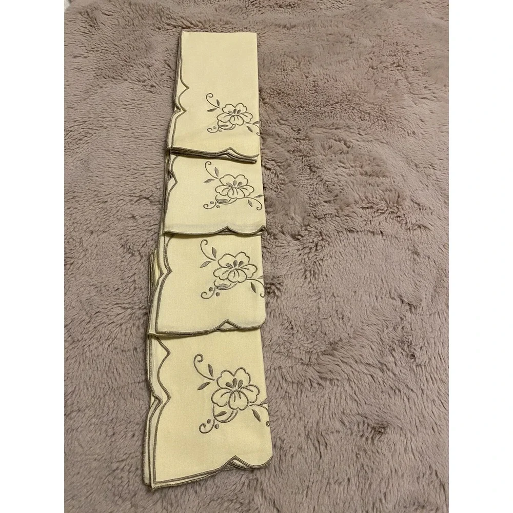 Lot (4) Vintage Cloth Linen Table Napkins 15